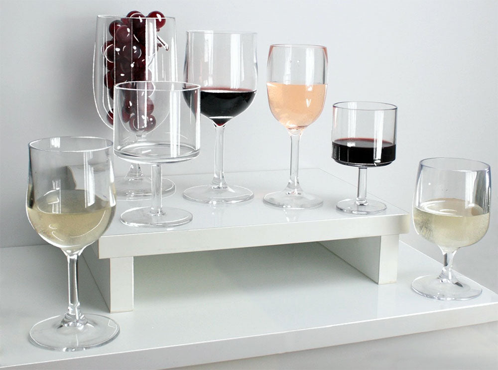 Copos de vinho empilhados com cacho de uvas