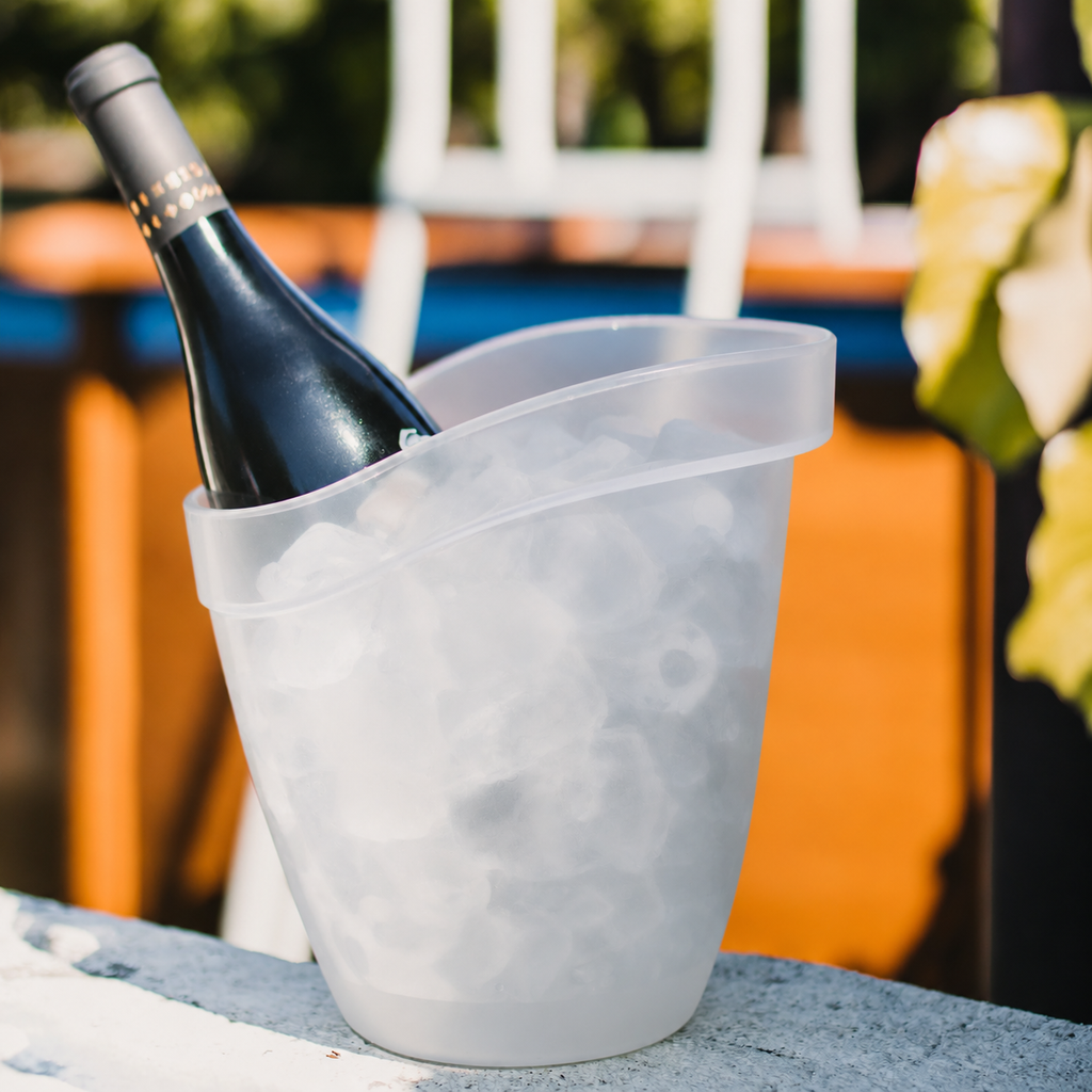 Balde de gelo simples em polipropileno, transparente, com gelo e garrafa de vinho visíveis.