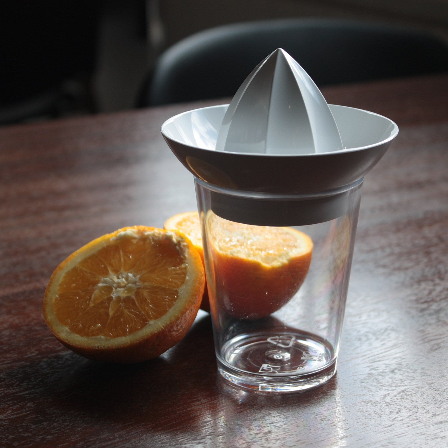 Presse-agrumes avec verre