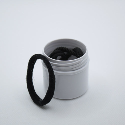 Boião 40 ml branco com elásticos pretos dentro e um elástico fora, reciclável e reutilizável.